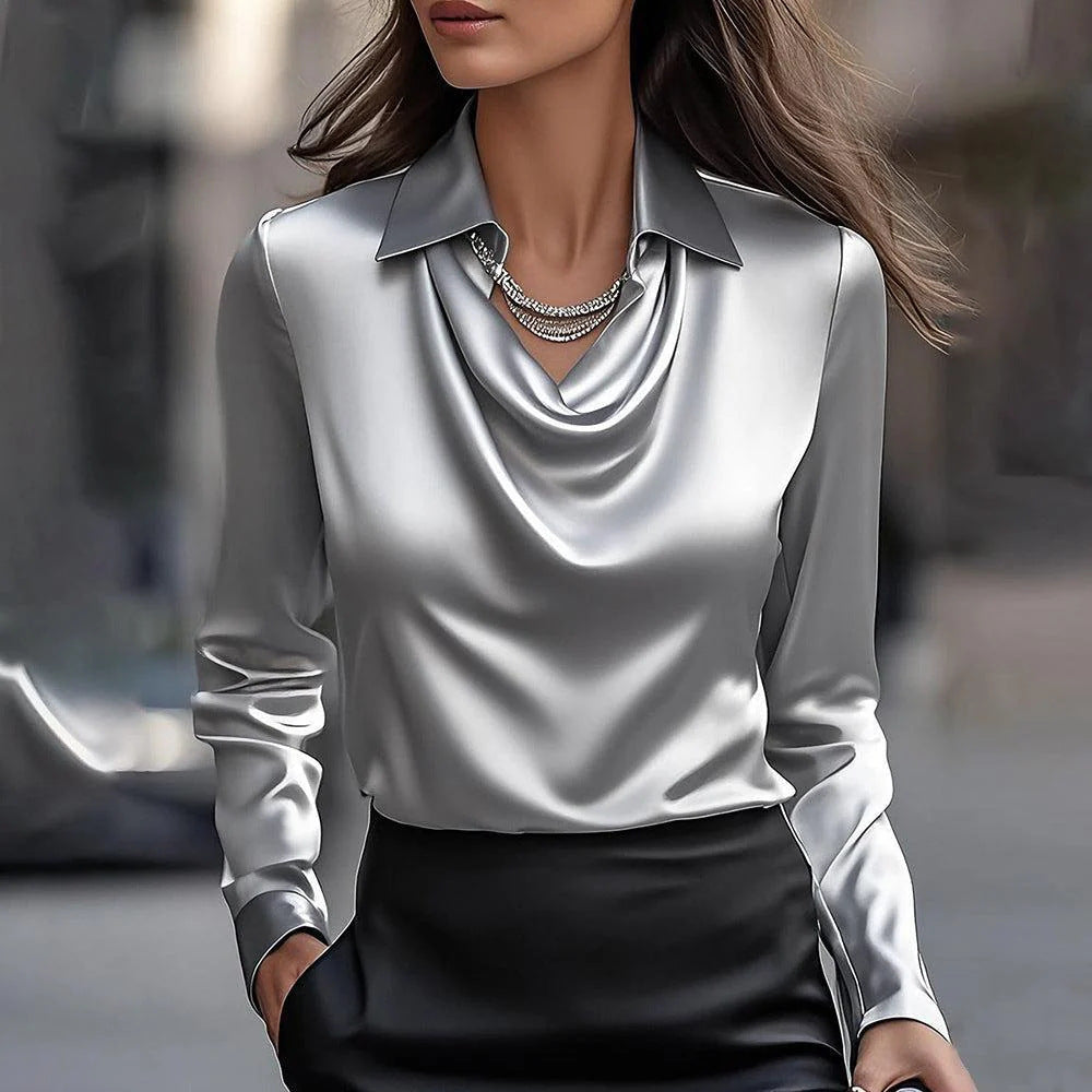Glinsende bluse med plisserte hals – chic & tidløs